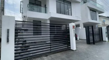 Luxurious 5 bedroom fully detached with bq and swimming pool