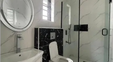 Luxurious 6 bedroom fully detached with swimming pool