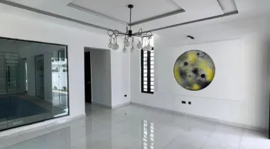 Luxurious 6 bedroom fully detached with swimming pool