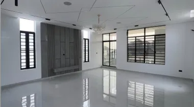 Luxurious 6 bedroom fully detached with swimming pool