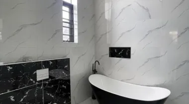 Luxurious 6 bedroom fully detached with swimming pool