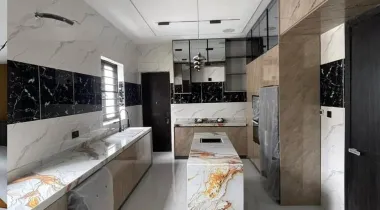 Luxurious 6 bedroom fully detached with swimming pool