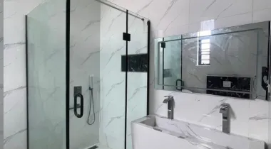 Luxurious 6 bedroom fully detached with swimming pool