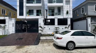Luxurious 6 bedroom fully detached with swimming pool