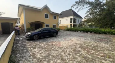 4 bedroom duplex with no BQ