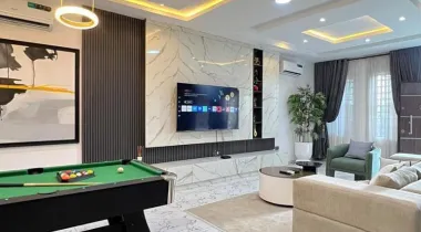 Spacious 2 Bedroom Apartment with Top Notch Amenities available for short/long stay.