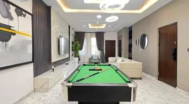 Spacious 2 Bedroom Apartment with Top Notch Amenities available for short/long stay.