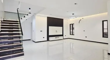 5 Bedroom fully detached duplex