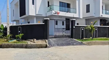 5 Bedroom fully detached duplex