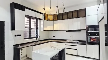 5 Bedroom fully detached duplex