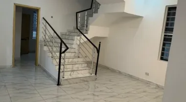 Large studio apartment with personal kitchen ( 24hrs light and clean running water