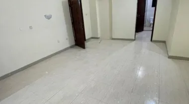 Large studio apartment with personal kitchen ( 24hrs light and clean running water