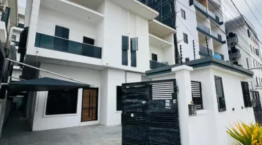 4 BED&amp;BQ || 20 MILLION || LEKKI PHASE 1, LAGOS shed
