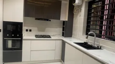 LUX 2BDR APARTMENT + BOYS QUARTERS +  ELEVATOR + SWIMMING POOL  + AMPLE PARKING IN A WELL SECURED AND  CALM  ESTATE IN ONIRU - VICTORIA ISLAND  - LAGOS.