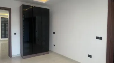 LUX 2BDR APARTMENT + BOYS QUARTERS +  ELEVATOR + SWIMMING POOL  + AMPLE PARKING IN A WELL SECURED AND  CALM  ESTATE IN ONIRU - VICTORIA ISLAND  - LAGOS.