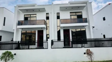 4 bedroom Fully detached duplex