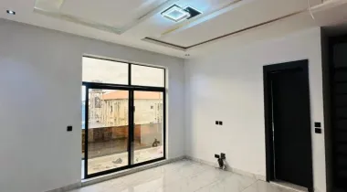 4 bedroom Fully detached duplex