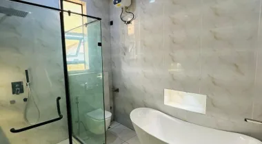 4 bedroom Fully detached duplex
