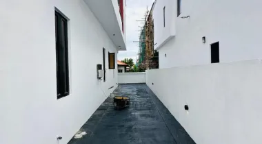 4 bedroom Fully detached duplex