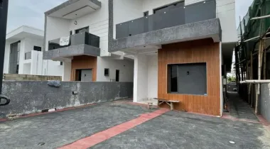 Luxurious 4 Bedroom Fully detached  with BQ and pool