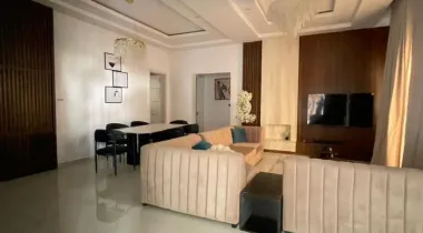 Outstanding 3 bedroom unfurnished apartment with BQ is NOW AVAILABLE for LEASE — move-in ready.