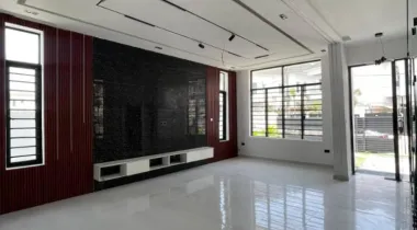 CONTEMPORARY 5BEDROOM FULLY DETACHED DUPLEX FOR SALE.