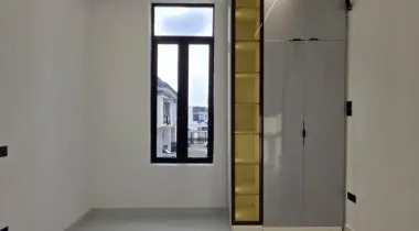 Exquisitely Detailed 5 Bedroom Fully Detached with Private Swimming Pool