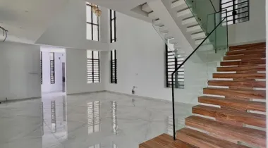 5 Bedroom Fully Detached For sale