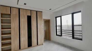 LEKKI PHASE 1 | 2 BED + BQ | N290M📌 FULLY SERVICED 2 BEDROOM APARTMENT PLUS BQ WITH ELEVATOR, SWIMMING POOL, GYM , FULLY FITTED KITCHEN &amp; FITTED BQ FOR SALE