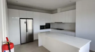 5BEDROOMs 2 Bqs  2 living Area  Anti room 