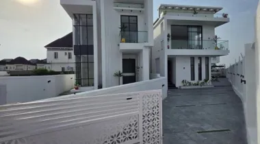 Exquisitely Detailed 5 Bedroom Fully Detached with Private Swimming Pool