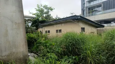 FOR  LONG LEASE.   Location:   Victoria Island  A 5 bedroom semi detached house with bq on sitting on 1200 SQM