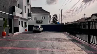 Fully Serviced 2/3 Bedroom Apartment With Elevator at Lekki Phase 1