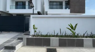 SALES ALERT* Contemporary 5 Bedroom Fully Detached Duplex with Bq, Swimming Pool and Gym/Study Room, walk in Closet, Double volume living, space media wall, Smart features, Home Cinema, Home office, Rooftop terrace, Automated gate For Sale  LOCATION: Ikate, Lagos  Price: N820M