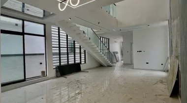 5 BEDROOM FULLY DETACHED DUPLEX