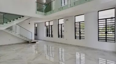 5 Bedroom Fully Detached For sale