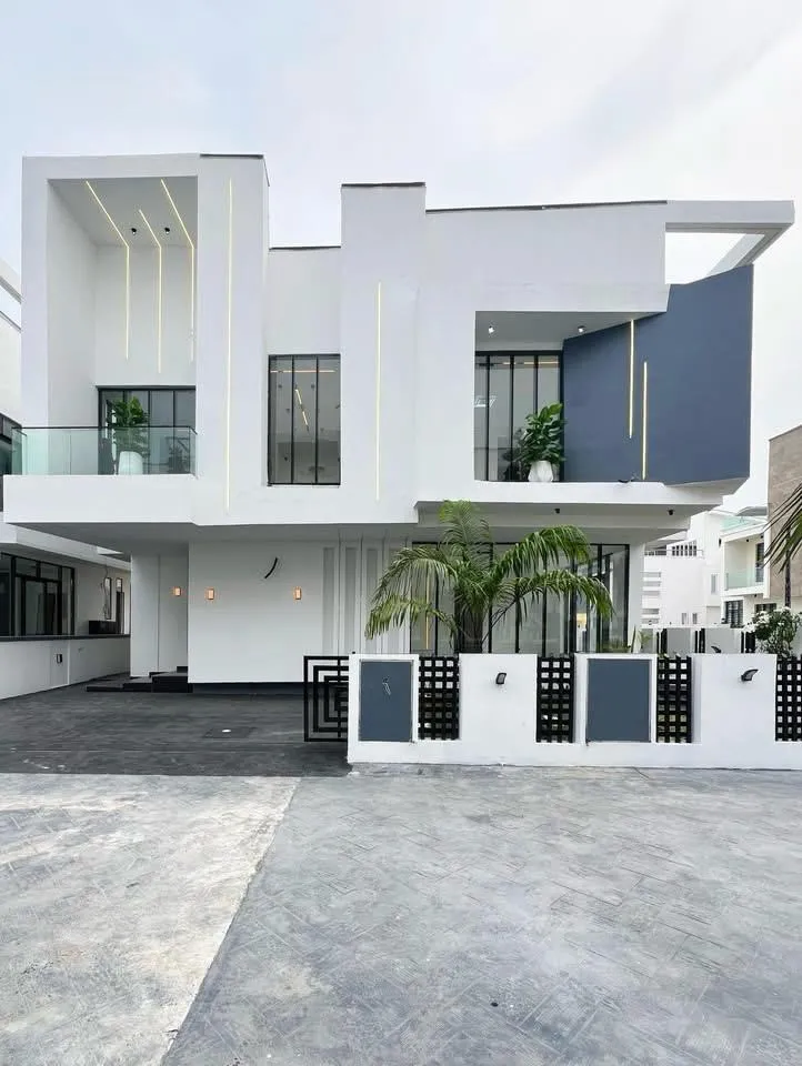 Luxury 5-bedroom fully detached duplex in Chevron, Lekki, Lagos featuring modern interiors, multiple bathrooms, and an outdoor lounge — ideal for family living or investment.